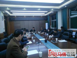 周至縣經(jīng)貿(mào)局組織機(jī)關(guān)干部集中觀看《電視問(wèn)政》欄目，聚焦商貿(mào)發(fā)展促提升